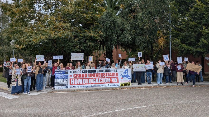 Los técnicos sanitarios en huelga exigen reconocimiento a su profesión: "nos tratan como una pelota de tenis entre administraciones"