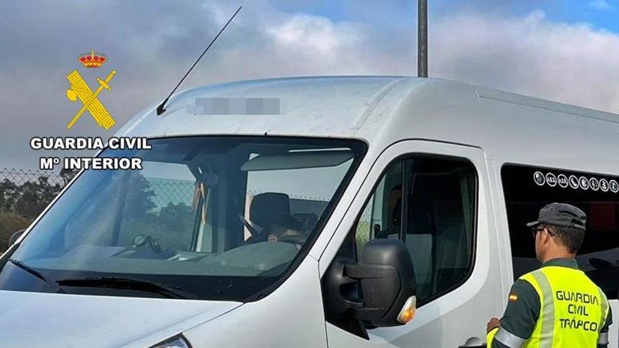 Interceptan drogado al conductor de un minibús con seis alumnos de necesidades especiales