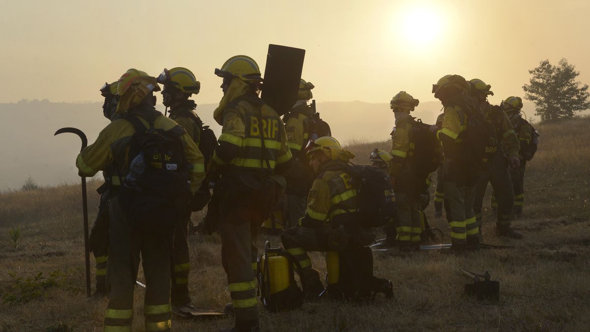 Bomberos durante el incendio de la Serra de Penas Ceibes en agosto de 2025.
