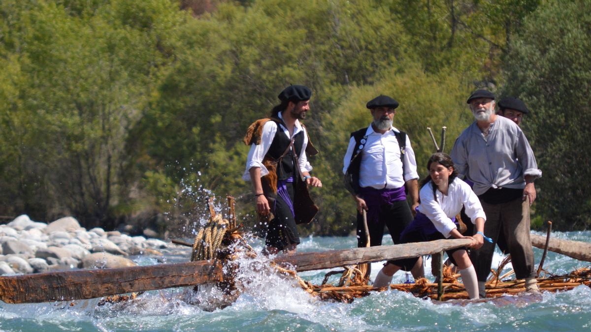 El descenso de ríos en balsas de troncos, una tradición que revive en el Sobarbe: “Engancha ser nabatero”