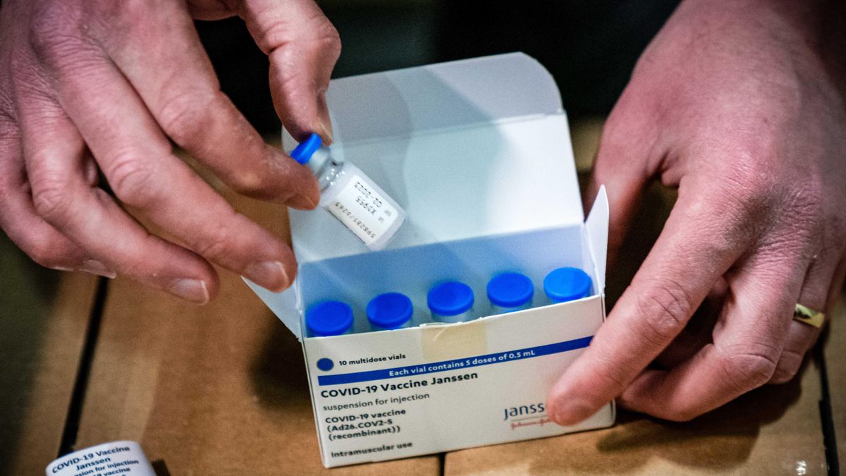 Vista de unas dosis de la vacuna Janssen contra el coronavirus, misma que ha sido autorizada para su uso de emergencia en México. EFE/EPA/ROB ENGELAAR/Archivo