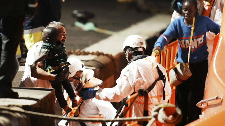 Una nueva tragedia en la ruta canaria deja dos muertos en un cayuco llegado a El Hierro: una niña de dos años y un joven de 20