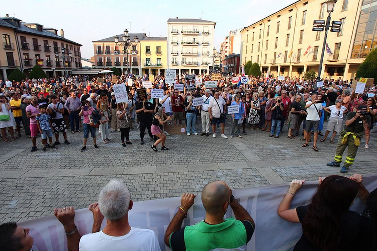 La plaza mayor de Ponferrada protestó por la gestión de la Junta de los incendios este agosto de 2025.