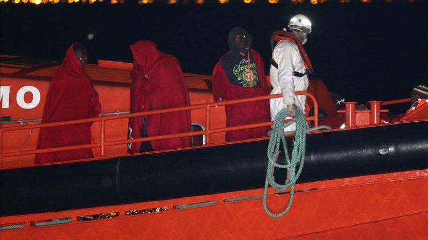 Llegan al puerto de Almería los 51 inmigrantes de la patera de Alborán
