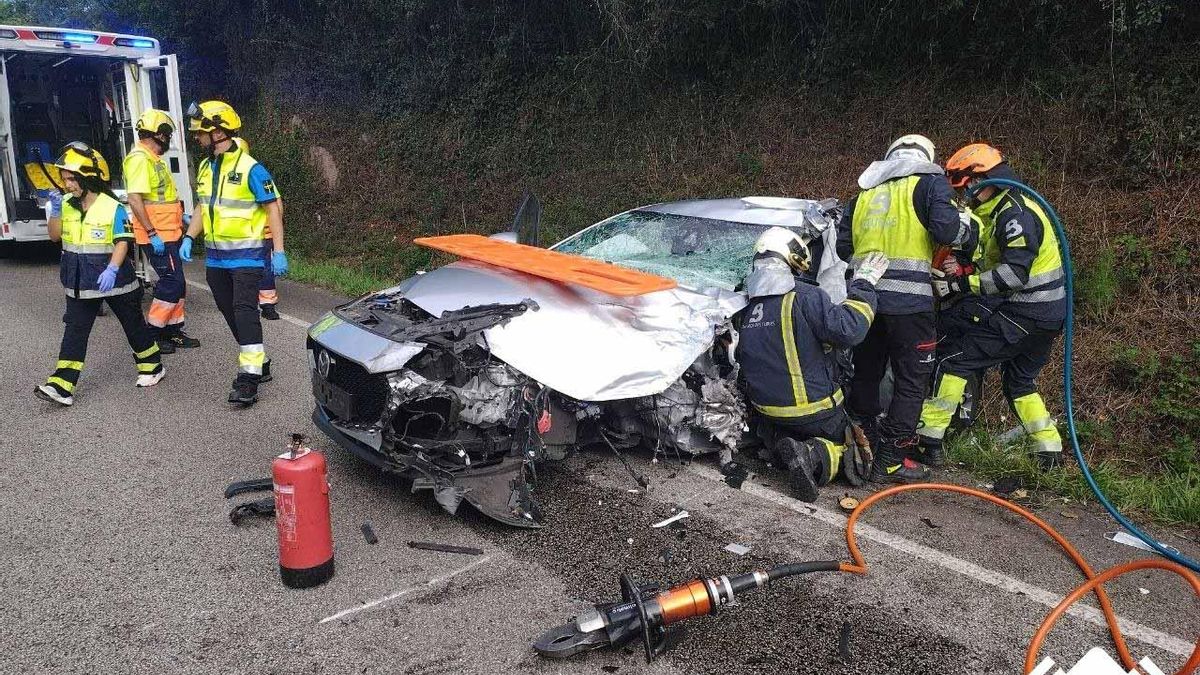 Seis heridos en un accidente de tráfico al colisionar un autobús de pasajeros y un turismo en Asturias