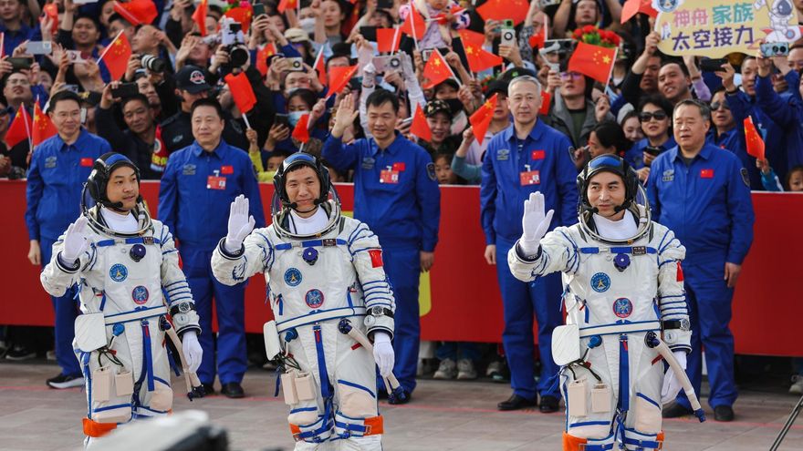 China lanzó al espacio una nave con tres astronautas por seis meses con destino a la estación Tiangong