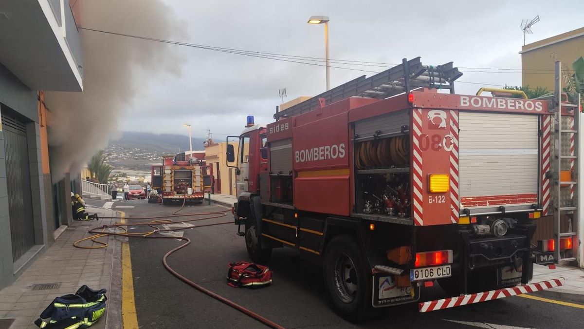 Bomberos La Palma en la zona del incendio.