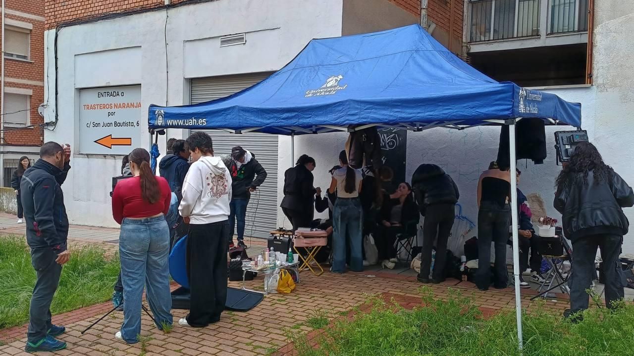 Parte de elenco del cortometraje 'Hasta la orilla' y producción en maquillaje durante el rodaje.