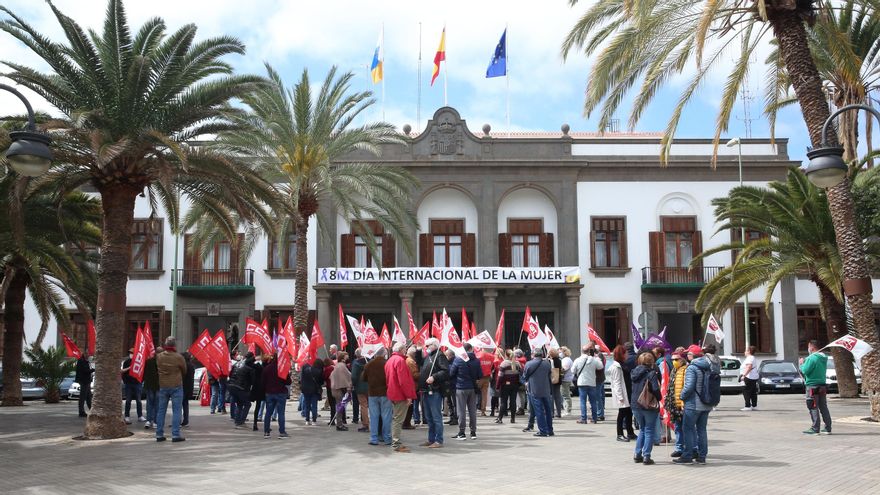 Concentración de personal de la Seguridad Social y representantes sindicales frente a la Delegación del Gobierno.