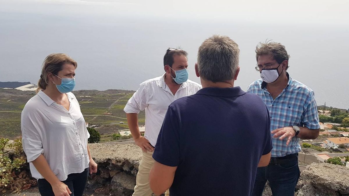 Imagen de archivo de  visita realizada a zonas de viñedos de Fuencaliente.