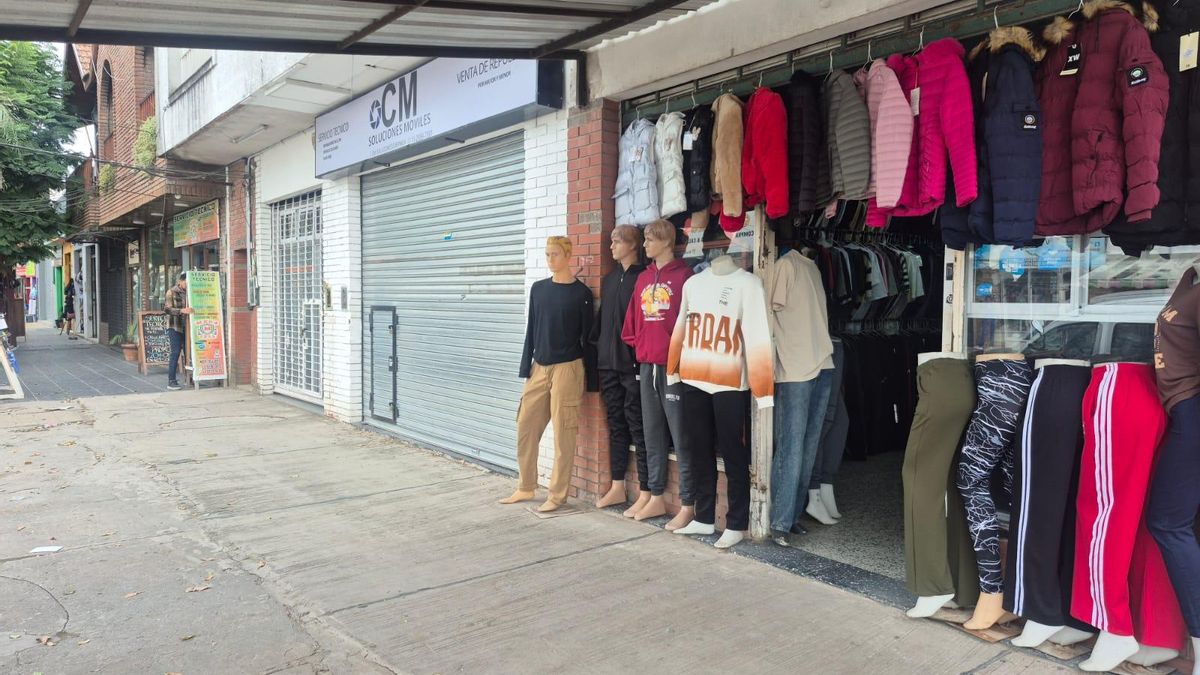 Locales cerrados y otros abiertos pero sin clientes en el centro de Guernica.