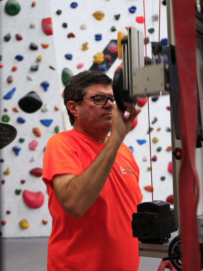 Andrés Hijban prueba un medidor de fuerza desarrollado por Jordi Cruz.