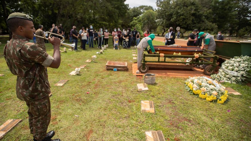 Varias personas asisten a un funeral en el cementerio Campo de Esperanza, en Brasilia (Brasil). EFE/Joédson Alves/Archivo