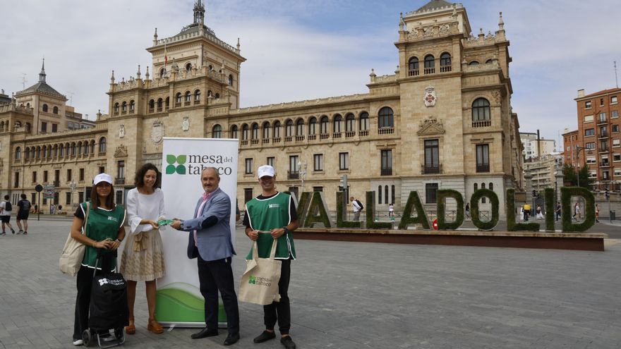 El concejal de Salud Pública de Vox en Valladolid reparte ceniceros de la principal plataforma tabaquera española