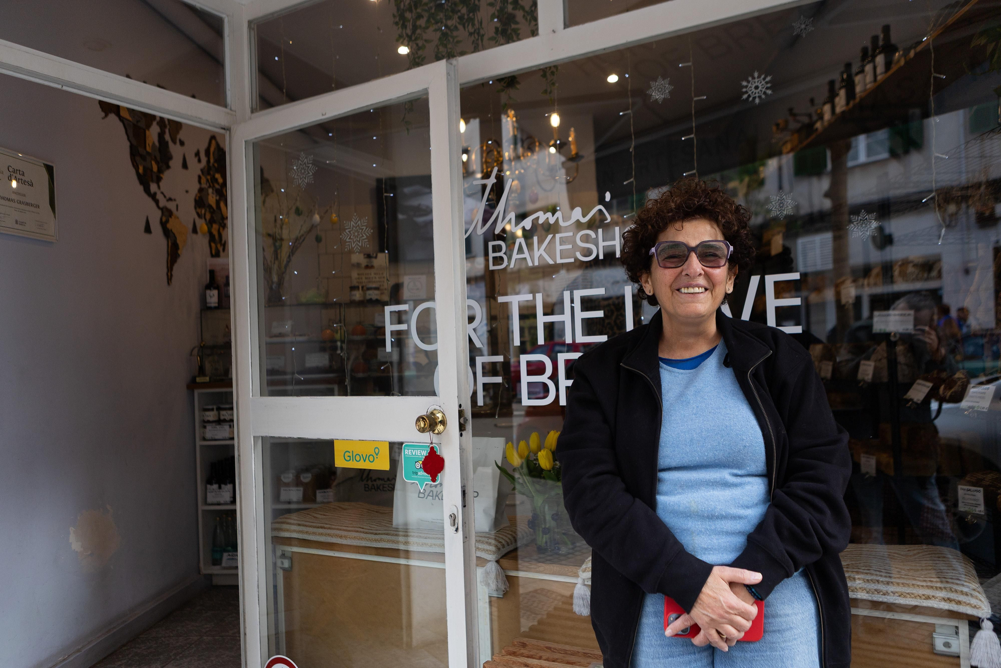 En Thomas Bakeshop, Michelle atiende entre panes y pasteles. Lleva una década viviendo en Santa Catalina: "Es mi sueño vivir en una ciudad donde hay gente de todo el mundo", 