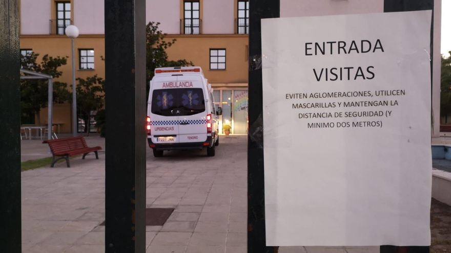 Consejero de Salud de Andalucía: "En las residencias hemos usado el mismo criterio de hospitalización que si no hubiese pandemia"