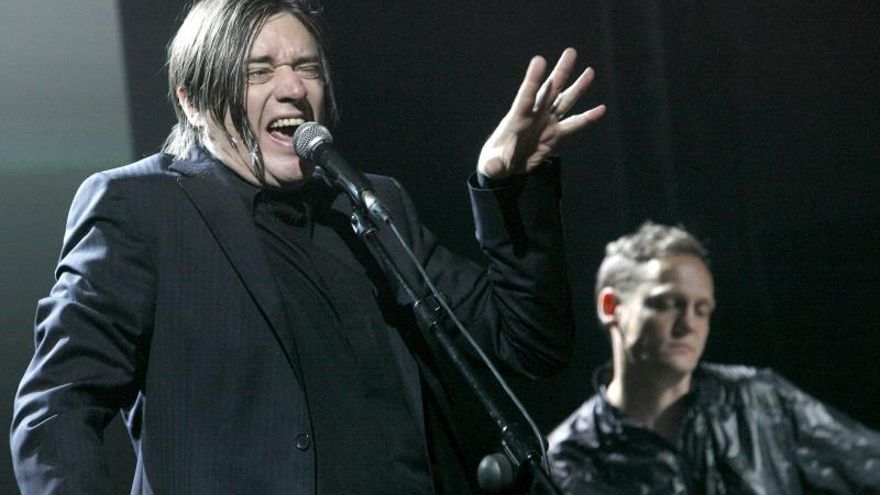Blixa Bargeld (en primer término).
