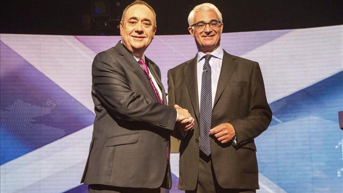 Alex Salmond y Alistair Darling, antes de uno de los dos debates de la campaña.