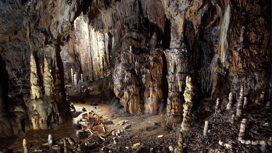 Recuperados dos depósitos sepulcrales visigodos con objetos metálicos en la cueva de La Garma