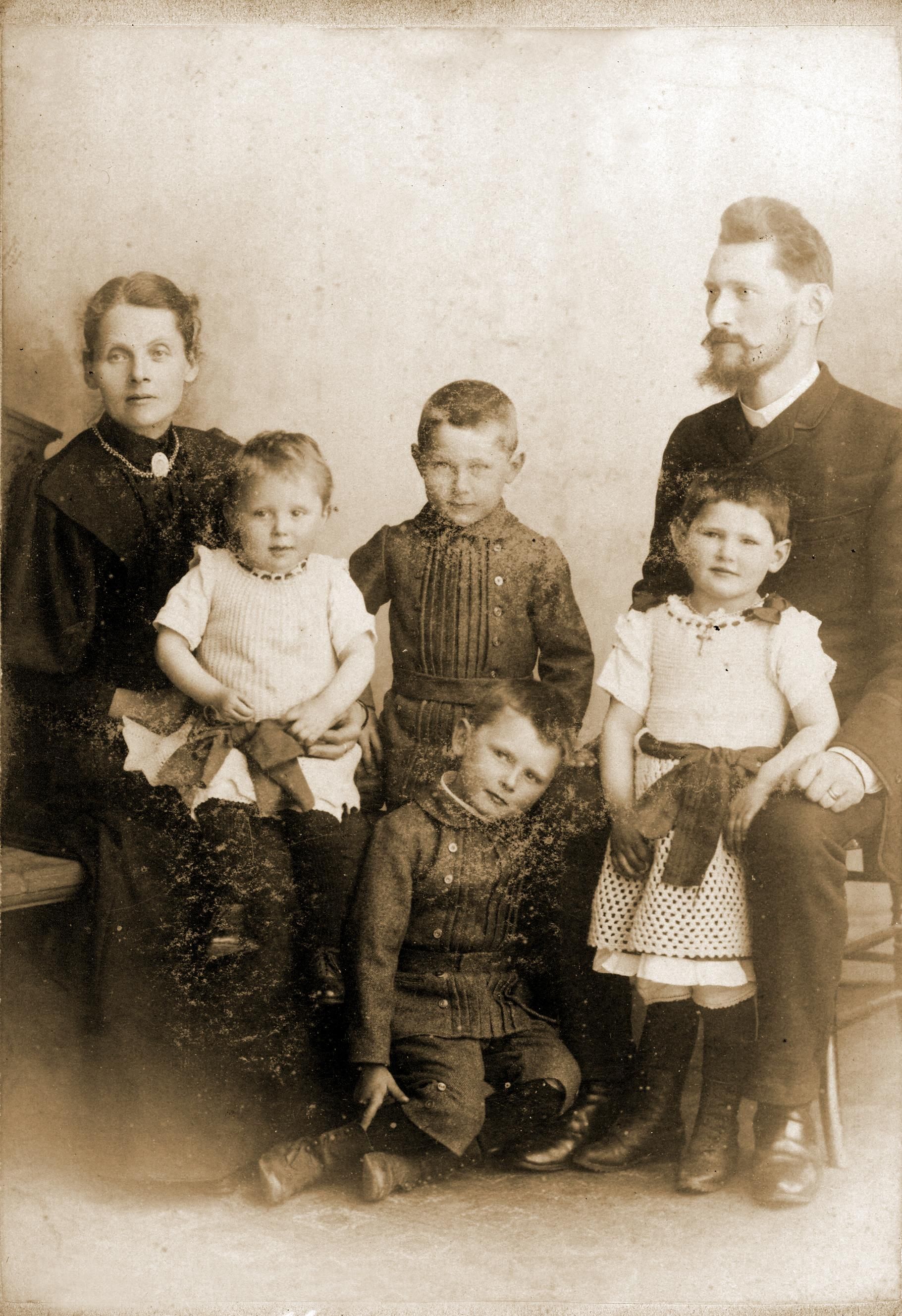 Fotografía familiar. Gustav es el que está sentado en el regazo de su madre.