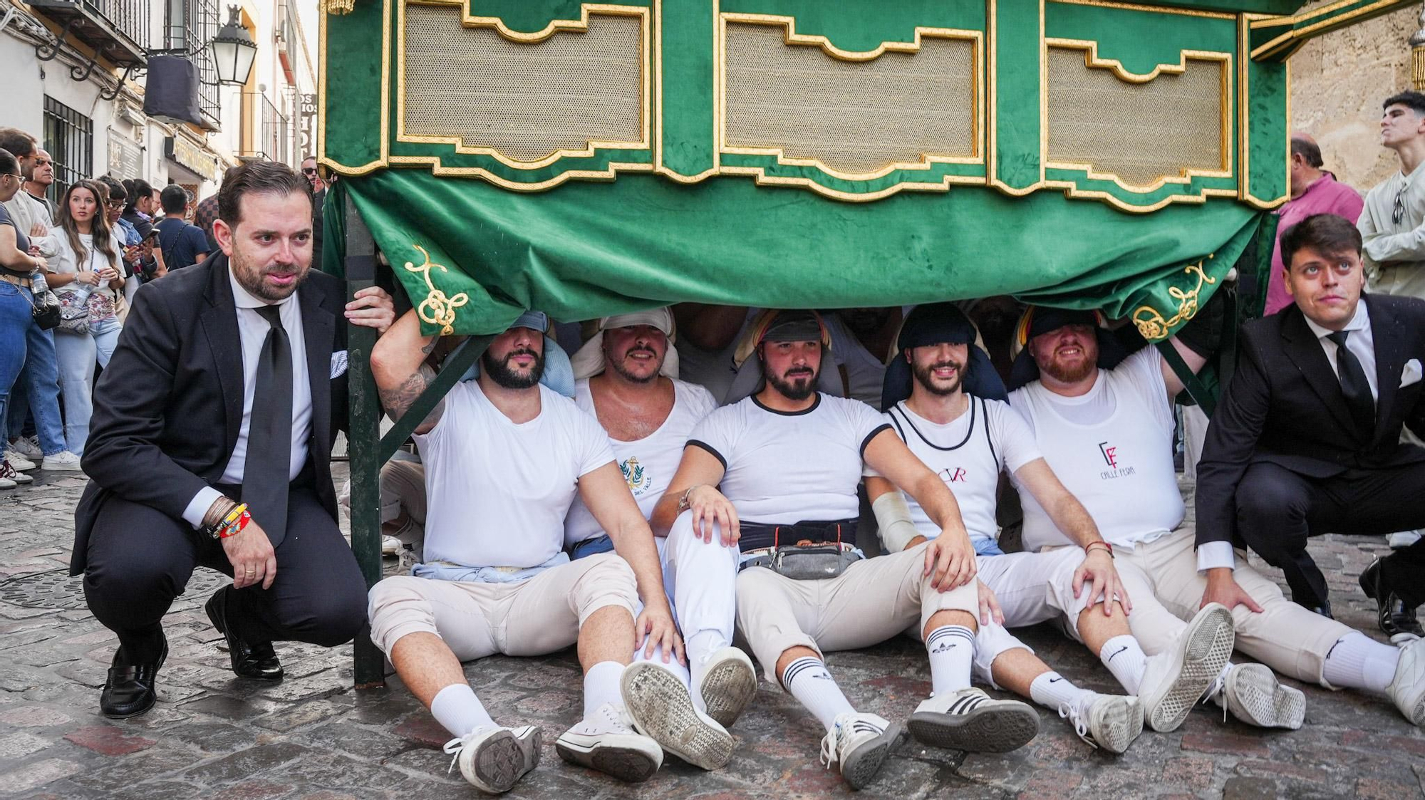 El regreso de la Hermandad de la Cena tras el Vía Crucis Magno