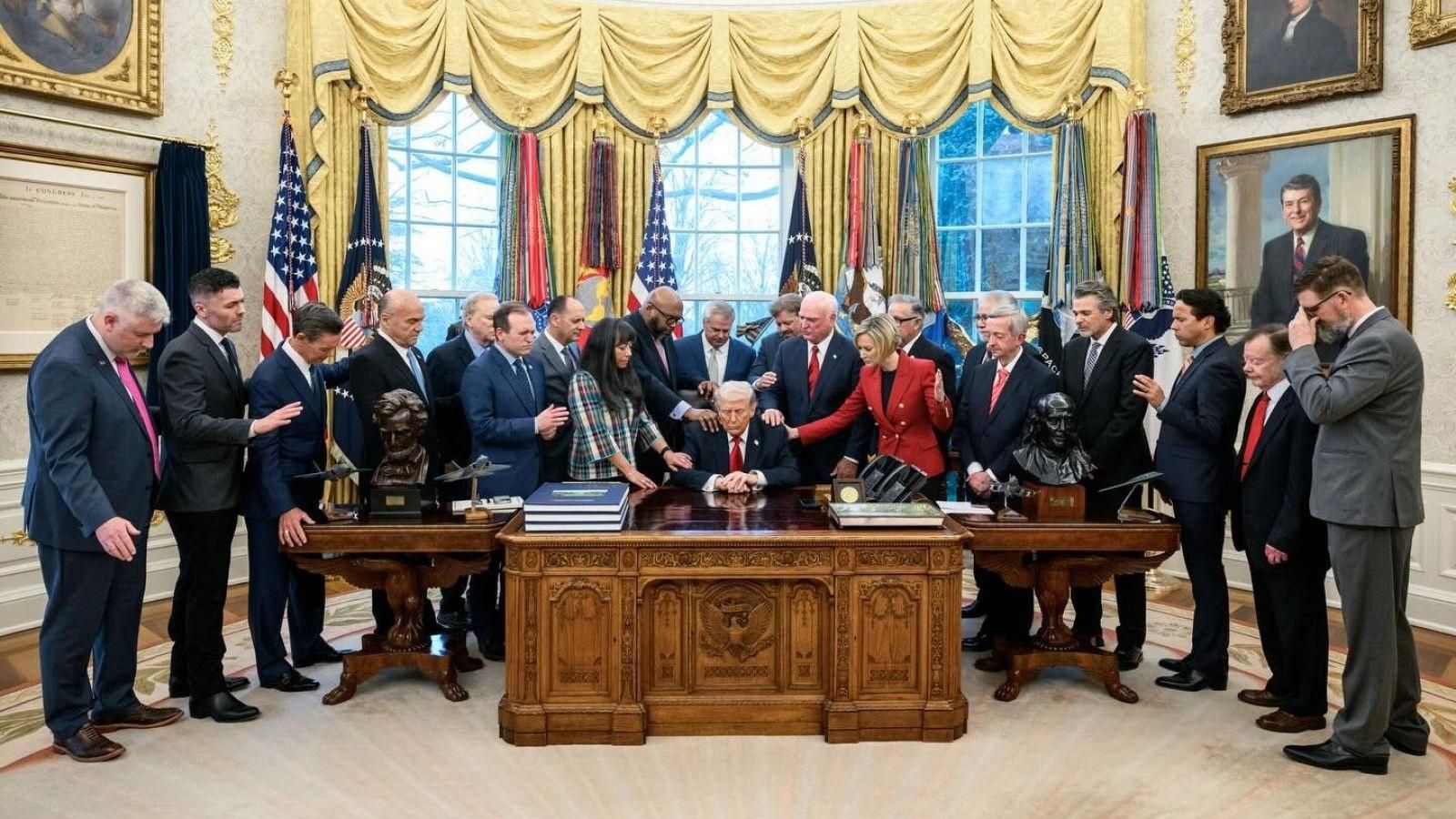 Rezo en el Despacho Oval, Casa Blanca, Washington. Fuente: RTVE.