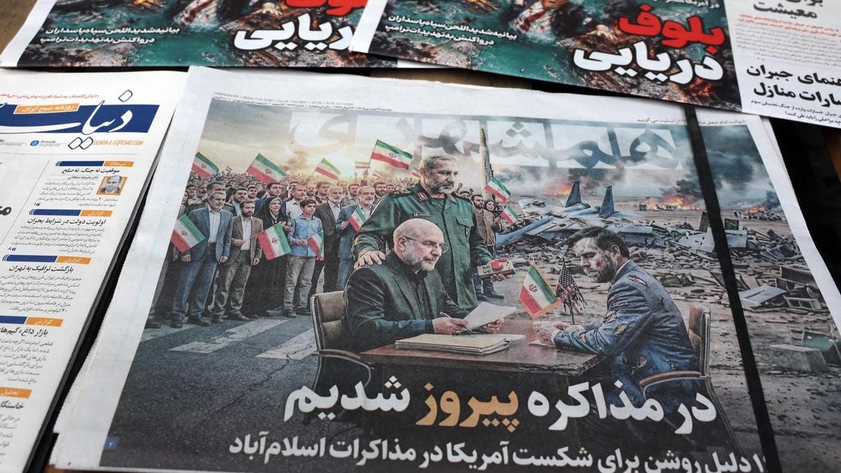 Una pila de ejemplares de los diarios iraníes Hamshahri (abajo), con una fotografía del presidente del Parlamento iraní, Mohammad Bagher Ghalibaf (izquierda), y el vicepresidente estadounidense JD Vance, y con el titular «Ganamos las negociaciones», se exhiben frente a un quiosco en Teherán.