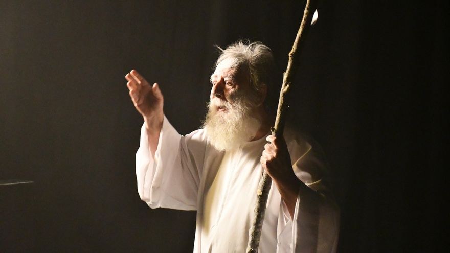 Un profeta declama las antiguas escrituras en 'Bros'