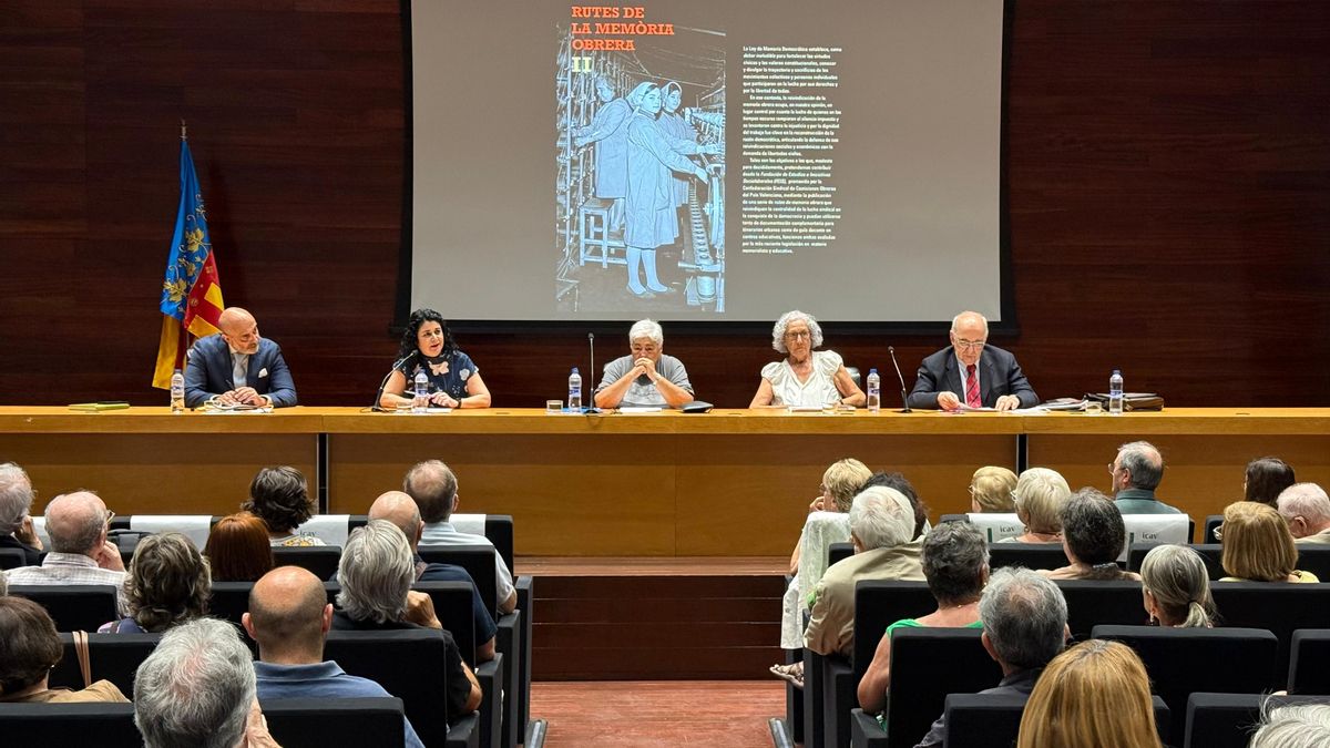 Estrella Blanes (segona per la dreta) i Dolores Sánchez Durá (al centre) durant l'acte d'homenatge al Col·legi d'Advocats de València.