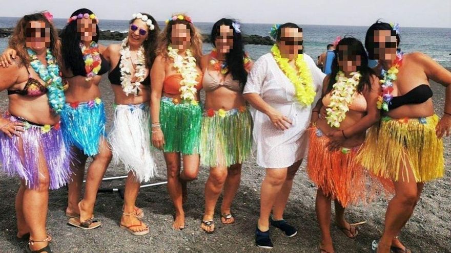 La comisaria jefa de la Policía Local de Santa Cruz, la tercera por la izquierda, durante la fiesta sorpresa en el mes de agosto de 2020