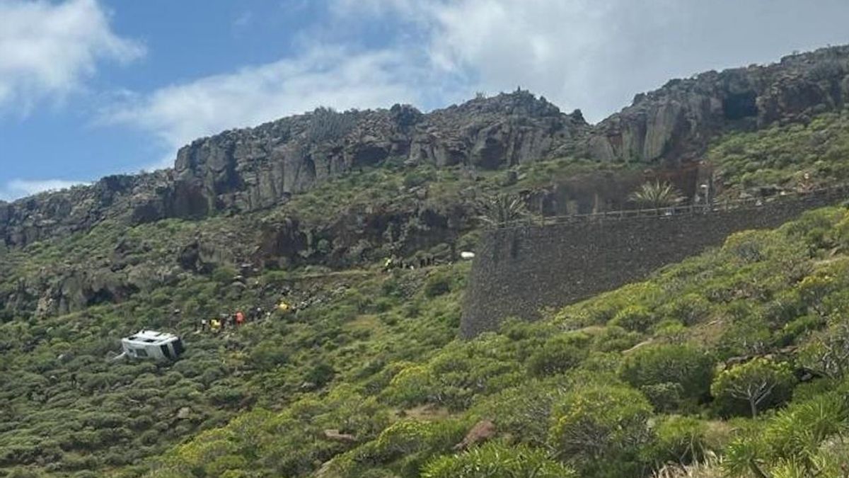 Un muerto y al menos 20 heridos tras precipitarse una guagua por un barranco en San Sebastián de La Gomera