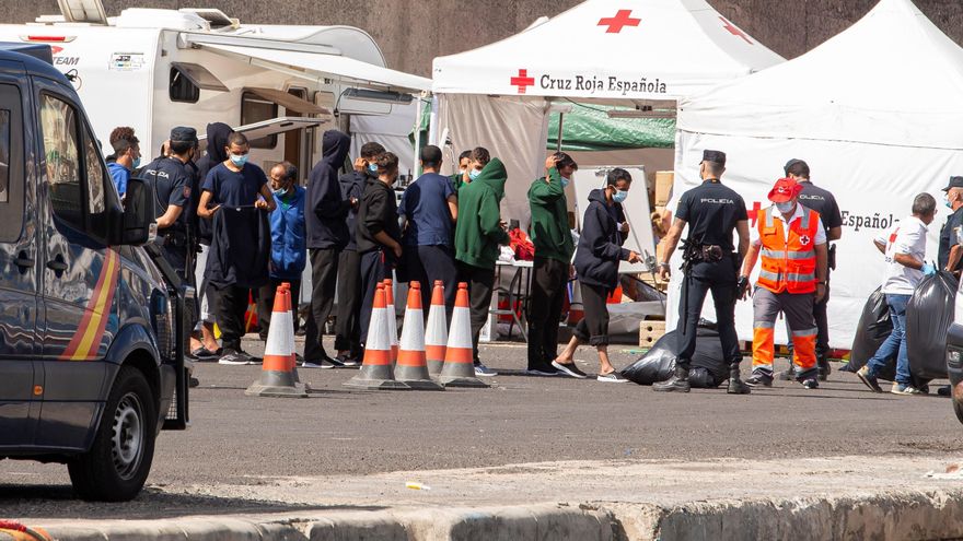 El Ayuntamiento de Mogán amenaza con llevar a los tribunales la situación de los migrantes en el muelle de Arguineguín