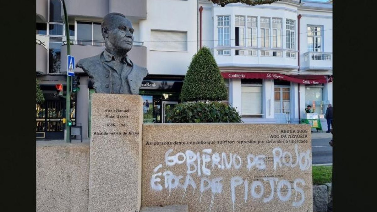 Vandalizan la escultura de Juan Vidal, alcalde de Arzúa (A Coruña) fusilado en 1936: "Gobierno de rojos, época de piojos"