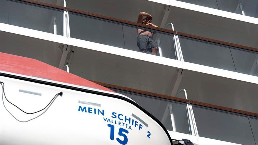 Un crucerista en su camarote a la llegada a Santa Cruz de Tenerife del buque de cruceros Mein Shiff 2.