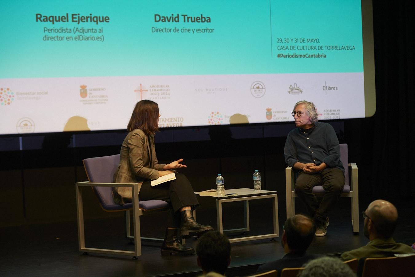 Ejerique y Trueba conversan en la segunda charla del día.