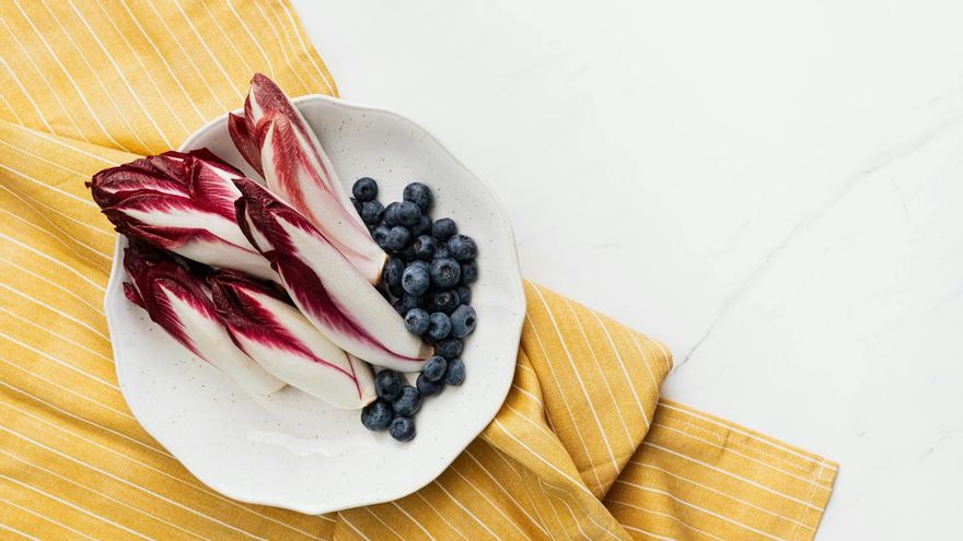 Es el momento de reconciliarnos con la endibia: conoce todos los beneficios nutricionales de esta verdura amarga