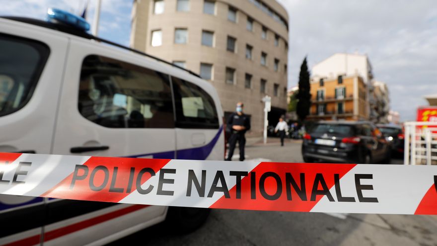 El argelino que atacó a unos policías en Cannes, entre la vida y la muerte