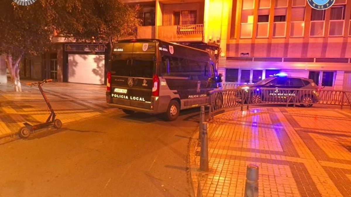 El patinete, tras ser interceptado por los agentes.