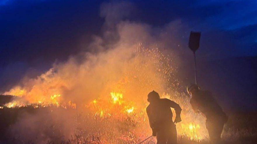 Archivo - Agenes del operativo contra incendios forestales en Cantabria