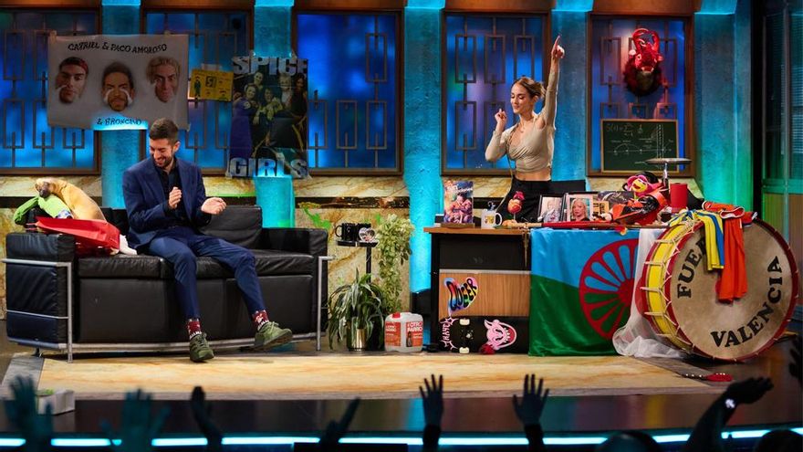 Silvia Alonso se presentó por sorpresa en 'La Revuelta' y robó el show a su novio Broncano: "Tú siéntate"