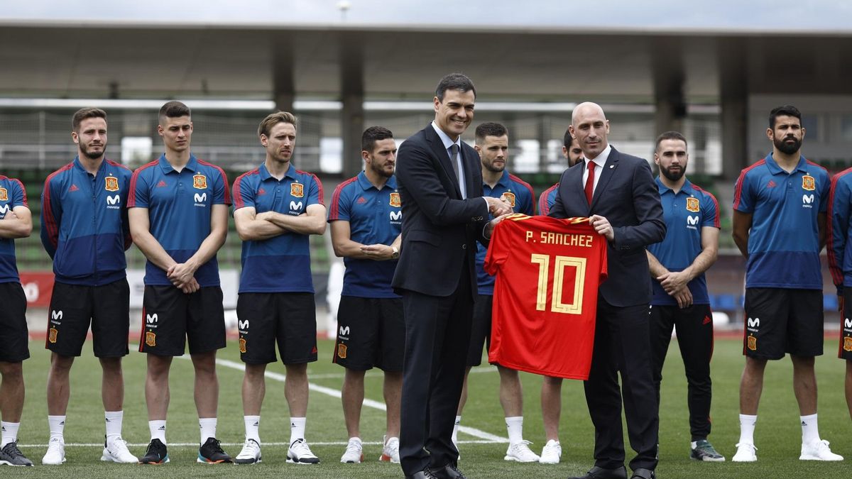 Archivo - El presidente del Gobierno, Pedro Sánchez, visita a los jugadores de la selección de fútbol en Las Rozas, en una imagen de archivo.