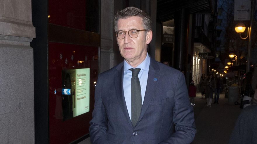 El presidente de la Xunta y líder del PP gallego, Alberto Núñez Feijóo, a su llegada a la sede de Génova, a 23 de febrero de 2022, en Madrid (España).