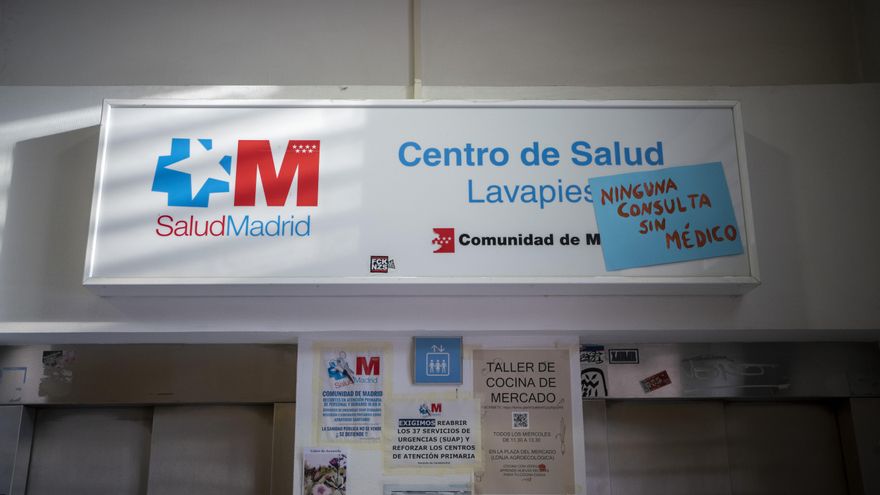 Cartel que informa de que no hay médicos, en el centro de salud de Lavapiés.