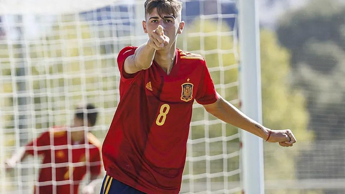Dani Requena celebra un gol con la sub 19