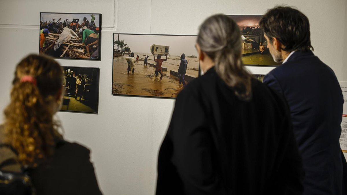 Varias personas recorren la exposición de fotoperiodismo World Press Photo 25 que presentan este viernes la Fundación Chirivella Soriano y el Ayuntamiento de València.