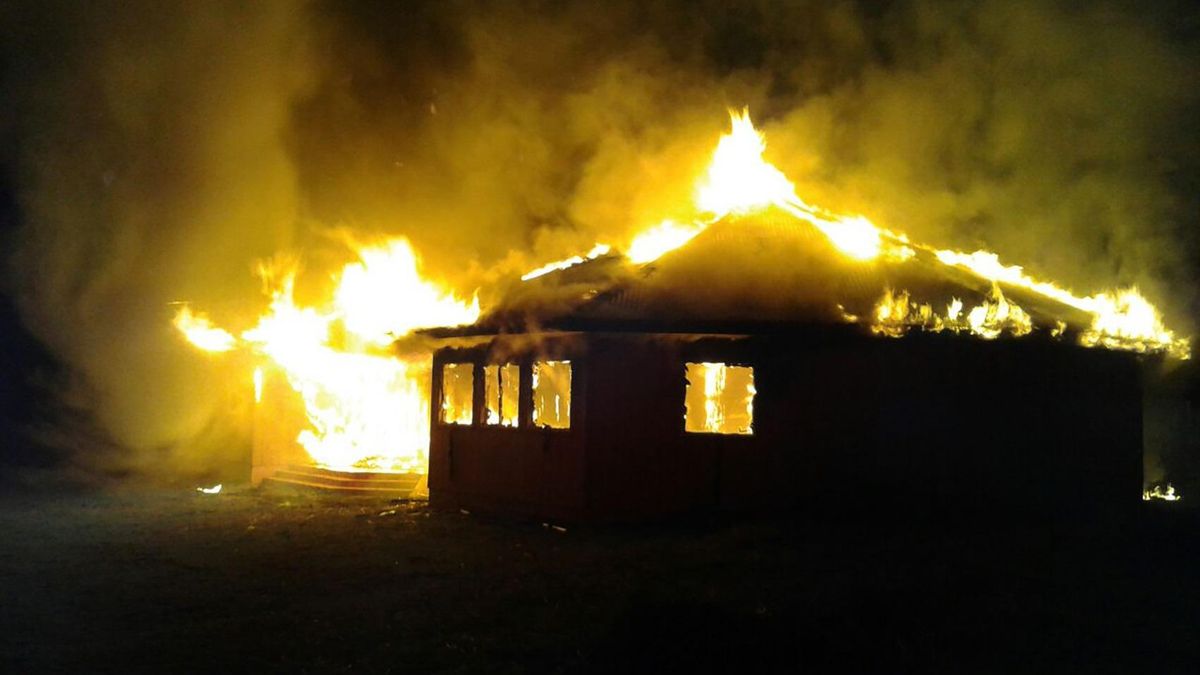 Archivo - Incendio en la iglesia evangélica Alianza Cristiana y Misionera en la Araucanía, Chile