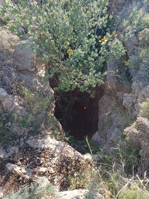 Vista del acceso a la mina Haití, situada en la diputación cartagenera de El Beal.