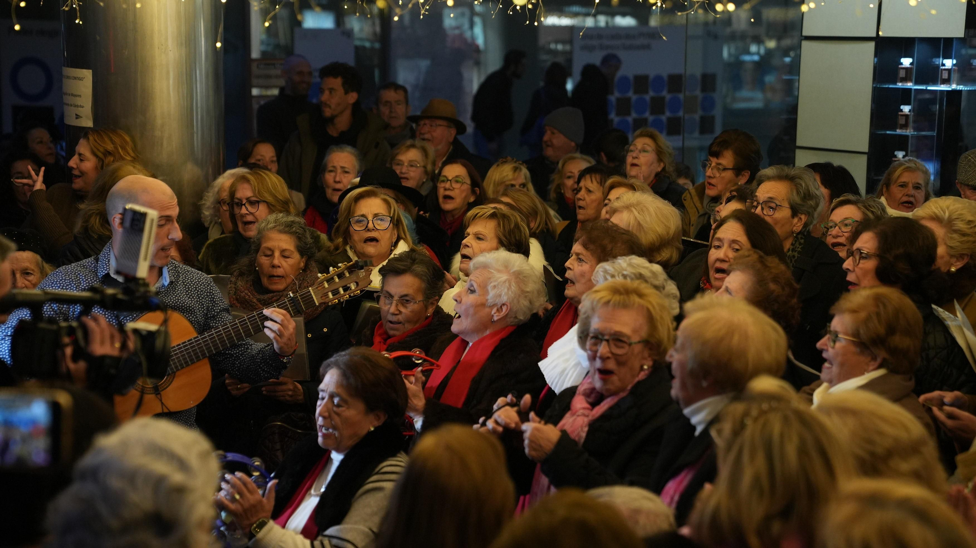 Los mayores participan en un recorrido urbano en autobuses turísticos dentro de la actividad “Coro de Coros”.