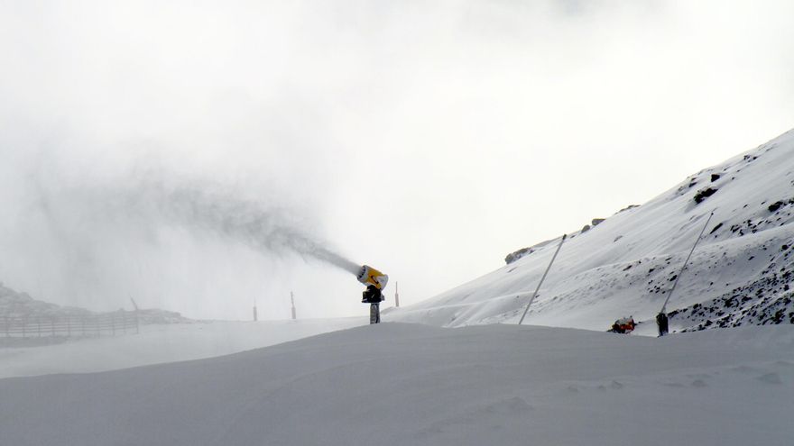 Un informe de CCOO alerta de que Sierra Nevada usa cinco millones de litros de agua al día para fabricar nieve artificial