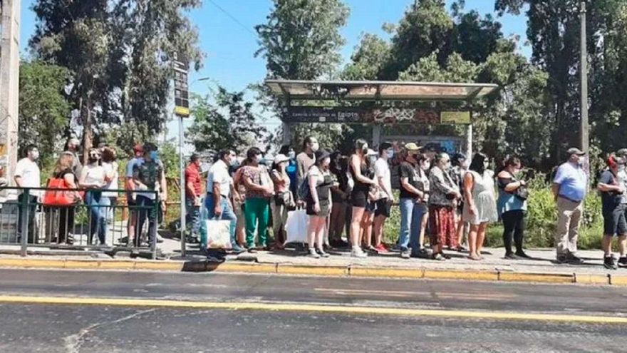 Elecciones Chile 2021: reportan largas demoras, caos en el transporte público y atascos para ir a votar